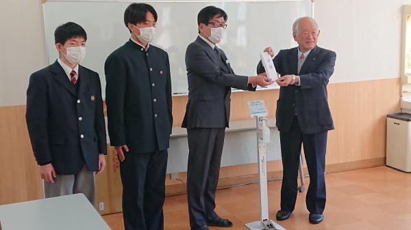 大牟田中央ライオンズクラブより目録贈呈の様子