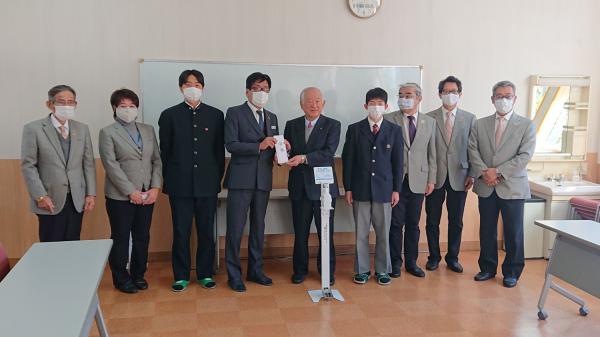 大牟田中央ライオンズクラブより目録贈呈の様子